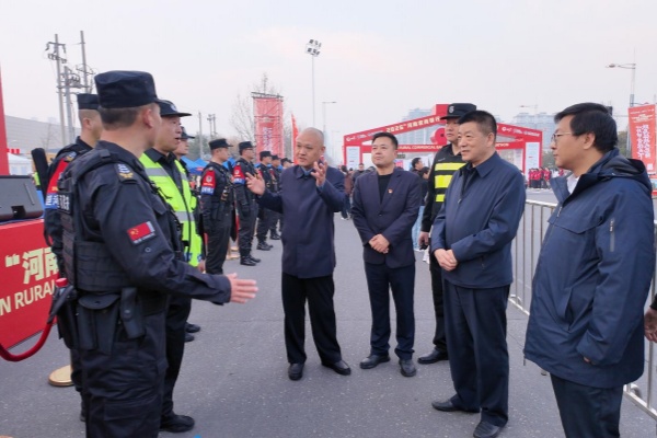 公司圓滿完成2026年“河南農(nóng)商銀行?甲骨文杯”安陽馬拉松安保勤務(wù)